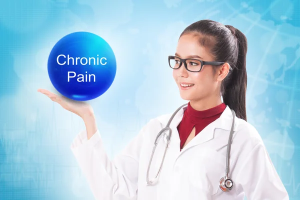 Vrouwelijke arts bedrijf blauwe kristallen bol met chronische pijn ondertekenen op medische achtergrond. — Stockfoto