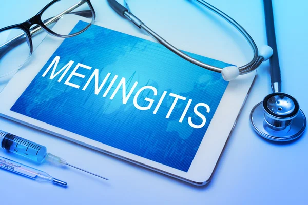 Meningitis Wort auf Tablet-Bildschirm mit medizinischen Geräten im Hintergrund — Stockfoto