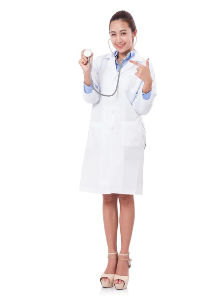 Medico femminile che indica uno stetoscopio nelle mani su sfondo bianco — Foto Stock