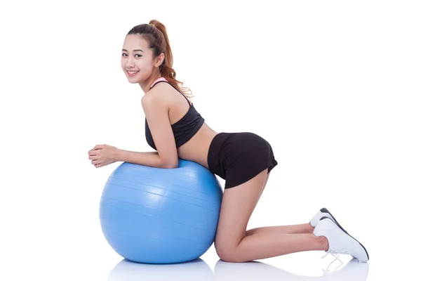 Glückliche junge Frau macht Übungen mit Fitnessball. — Stockfoto