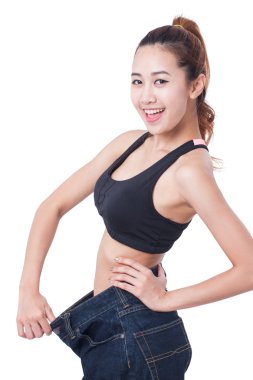 Beyaz arka plan üzerinde işaret parmağı çok büyük kot giyen genç ince kadın