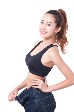 Beyaz arka plan üzerinde işaret parmağı çok büyük kot giyen genç ince kadın