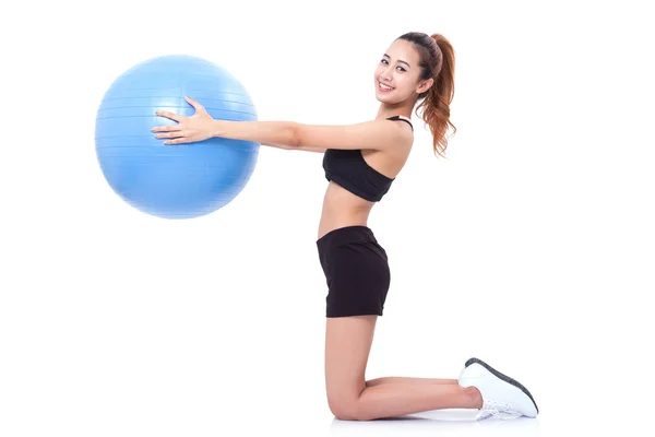 Glückliche junge Frau macht Übungen mit Fitnessball. — Stockfoto