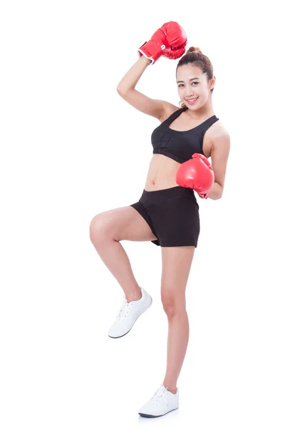 Boxer - Comprimento total fitness mulher boxe vestindo luvas vermelhas de boxe no fundo branco . — Fotografia de Stock