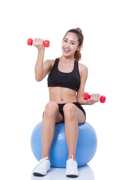 Fitness mujer entrenamiento deportivo con pelota de ejercicio y levantamiento de pesas —  Fotos de Stock