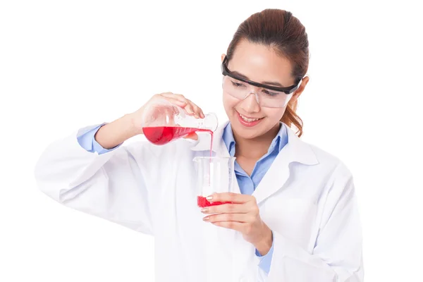 Investigador médico o científico con frasco que hace la prueba o la investigación en fondo blanco . —  Fotos de Stock