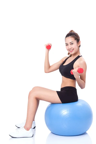 Fitness mujer entrenamiento deportivo con pelota de ejercicio y levantamiento de pesas — Foto de Stock