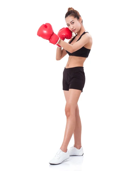 Боксер - полноразмерный фитнес-женщина бокс носить боксерские красные перчатки на белом фоне . — стоковое фото