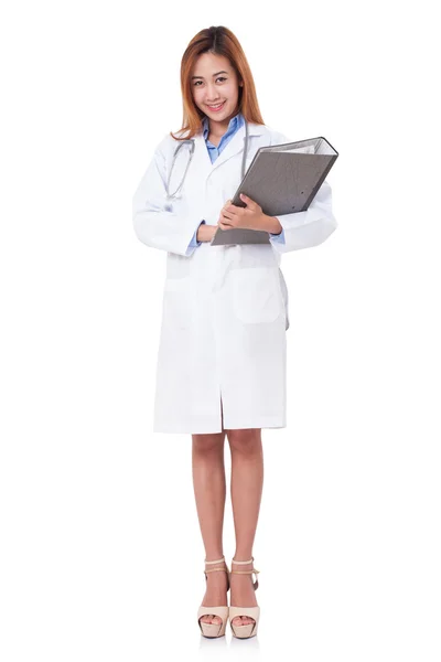 Volledige lengte van de vrouwelijke arts met de stethoscoop bestand houden. — Stockfoto