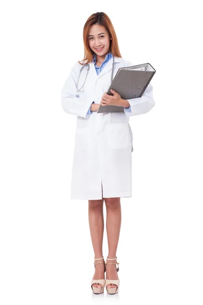 Comprimento total do médico feminino com estetoscópio segurando arquivo . — Fotografia de Stock