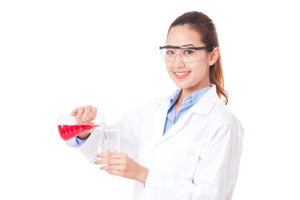 Ricercatore scientifico che tiene una soluzione liquida su sfondo bianco — Foto Stock