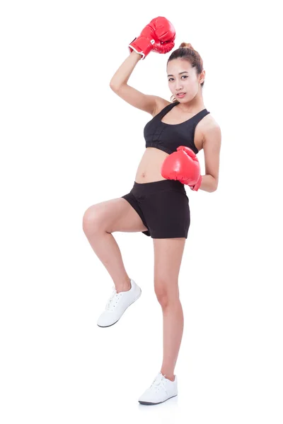 Boxer - Full length fitness vrouw boksen dragen boksen rode handschoenen op witte achtergrond. — Stockfoto