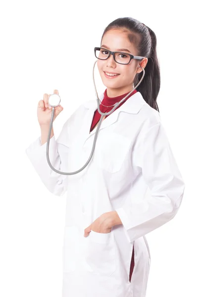 Женщина-врач со стетоскопом в руках на белом фоне — стоковое фото