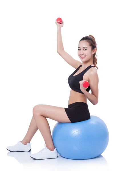 Fitness mujer entrenamiento deportivo con pelota de ejercicio y levantamiento de pesas —  Fotos de Stock