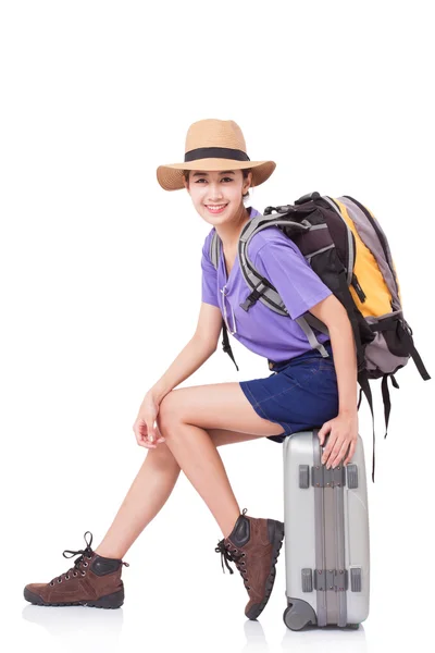 Nő utas ül a bőrönd hátizsák fehér háttér — Stock Fotó