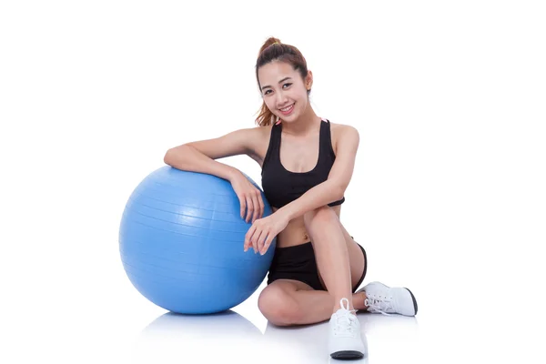 Νεαρή γυναίκα που κάνει ασκήσεις με μπάλα γυμναστικής. — Φωτογραφία Αρχείου