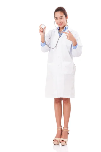 Kadın doktor beyaz arka plan üzerinde elinde stetoskop bir işaret — Stok fotoğraf