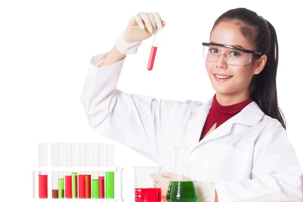 Vrouwelijke medische of wetenschappelijke onderzoeker op een vloeibare oplossing in een lab. — Stockfoto