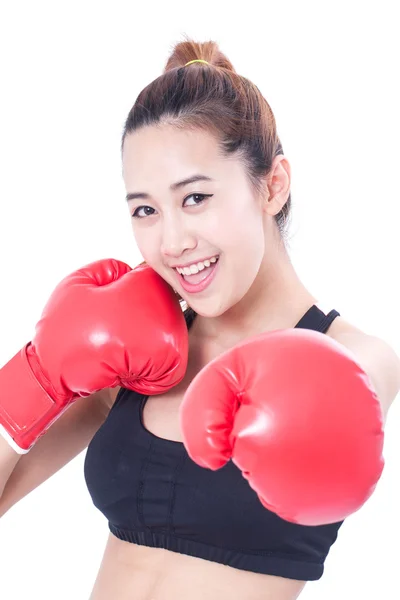 Boxeador - Retrato de la mujer fitness boxeo con guantes de boxeo rojo sobre fondo blanco . — Foto de Stock