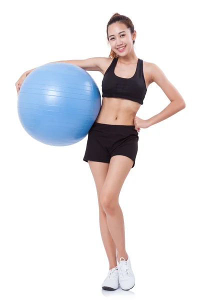 Mladá žena, která dělá cvičení s fitness míč. — Stock fotografie