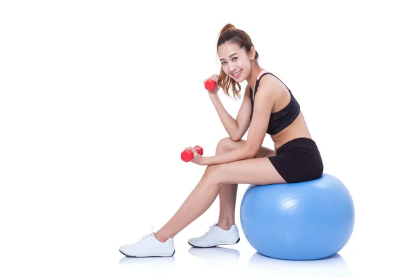 Fitness mujer entrenamiento deportivo con pelota de ejercicio y levantamiento de pesas — Foto de Stock