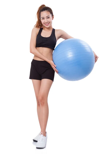 Mujer joven haciendo ejercicios con pelota de fitness . — Foto de Stock