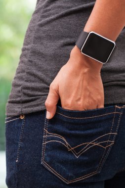 Akıllı saatle bir kadının bilek boş ekranda closeup