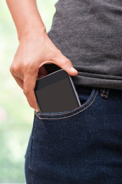 Kot pantolon cebinde akıllı cep telefonu