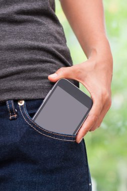Kot pantolon cebinde akıllı cep telefonu