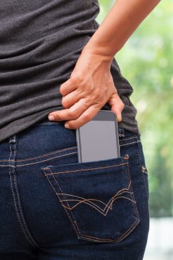 Kot pantolon cebinde akıllı cep telefonu
