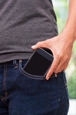 Kot pantolon cebinde akıllı cep telefonu