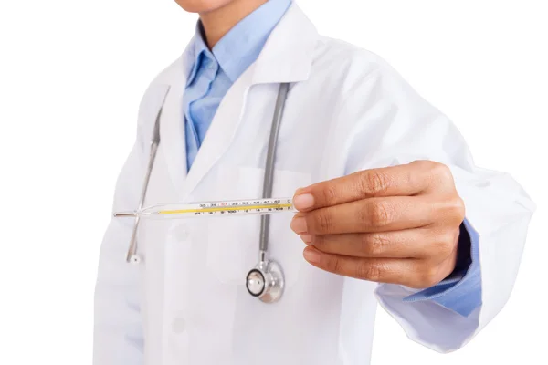 Ärztin hält Thermometer mit Stethoskop. — Stockfoto