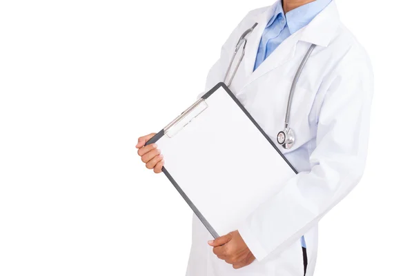 Kobieta lekarz trzymając z schowka — Zdjęcie stockowe