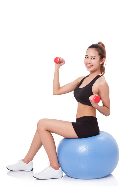 Fitness mujer entrenamiento deportivo con pelota de ejercicio y levantamiento de pesas — Foto de Stock