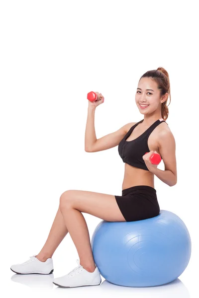 Fitness mujer entrenamiento deportivo con pelota de ejercicio y levantamiento de pesas —  Fotos de Stock