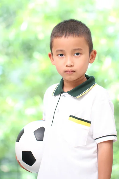 Мальчик с футбольным мячом — стоковое фото