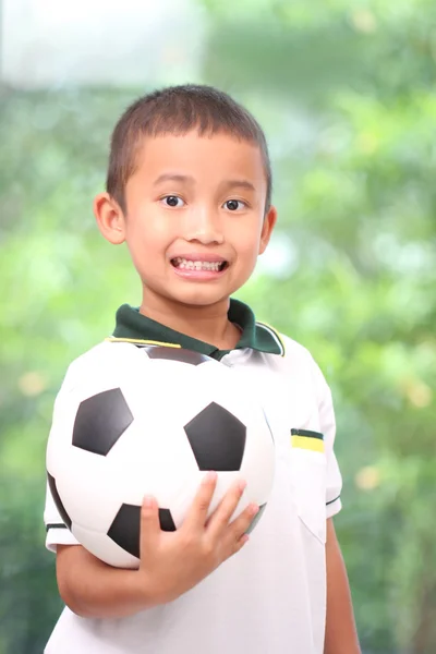 Kleine jongen met voetbal — Stockfoto