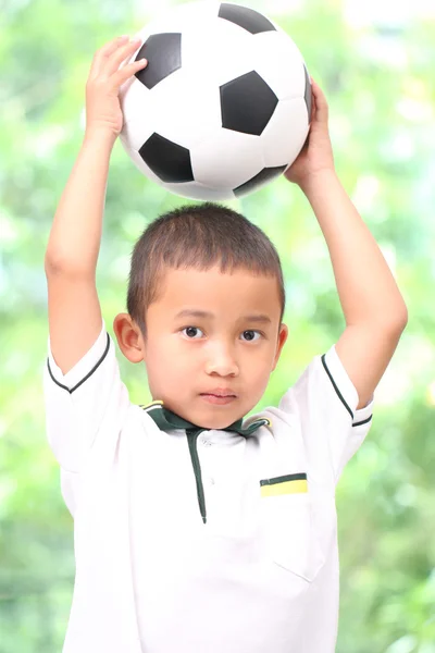 Kleine jongen met voetbal — Stockfoto