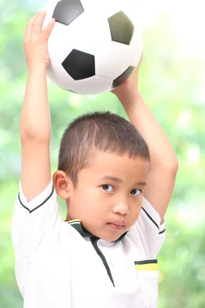 Kleine jongen met voetbal — Stockfoto