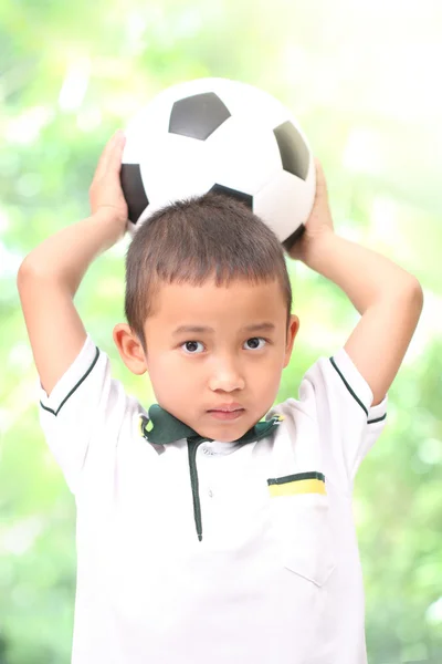 Petit garçon avec ballon de football — Photo