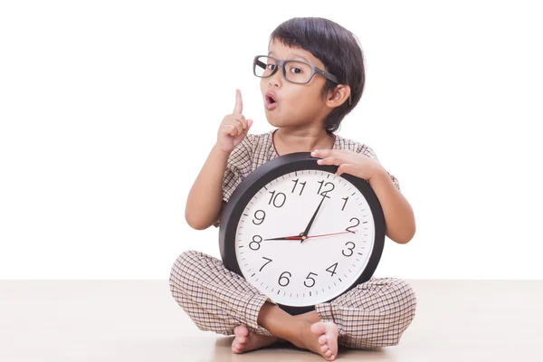 Schattige jongen houdt grote klok ik — Stockfoto