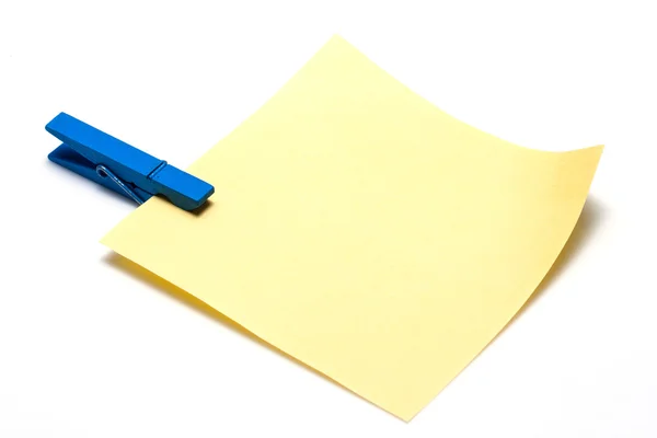 Note de rappel jaune avec épingles à vêtements de couleur — Photo