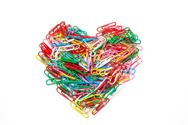 Multi kleur paperclips gerangschikt in hart vorm — Stockfoto