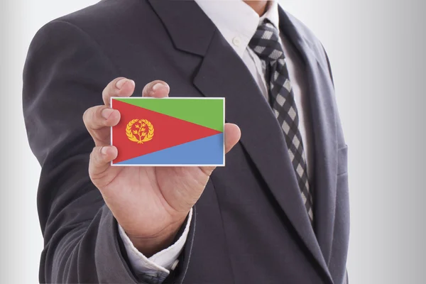 Biznesmen w garniturze gospodarstwa Flaga Erytrei — Zdjęcie stockowe