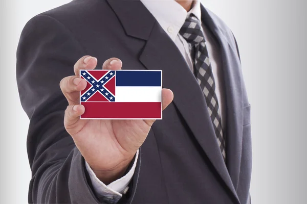 Homme d'affaires en costume tenant le drapeau de l'État du Mississippi — Photo