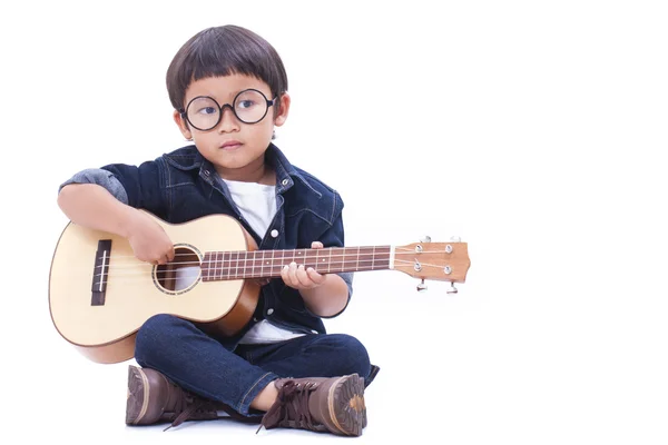 Söt pojke spela ukulele — Stockfoto