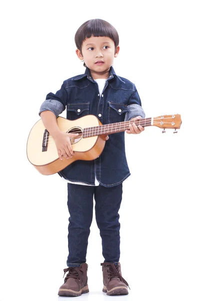 Carino ragazzo giocare il ukulele — Foto Stock