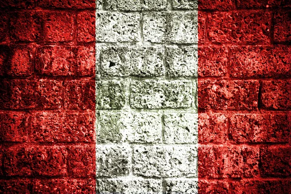 Bandera de Perú en pared de ladrillo viejo — Foto de Stock