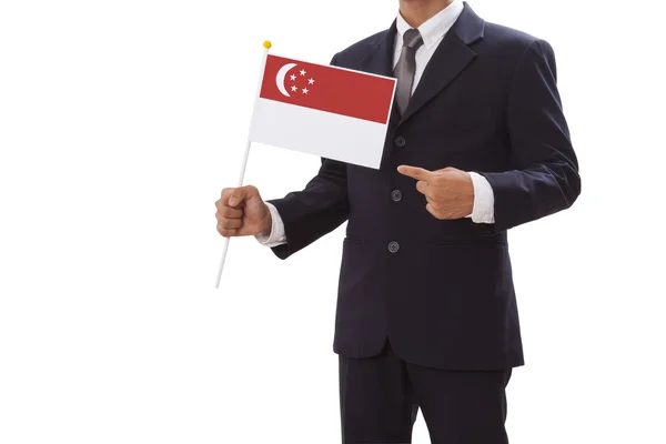 Affärsman i kostym innehav av Singapore flagga — Stockfoto