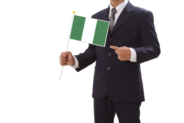 Biznesmen w garniturze gospodarstwa Flaga Nigerii — Zdjęcie stockowe